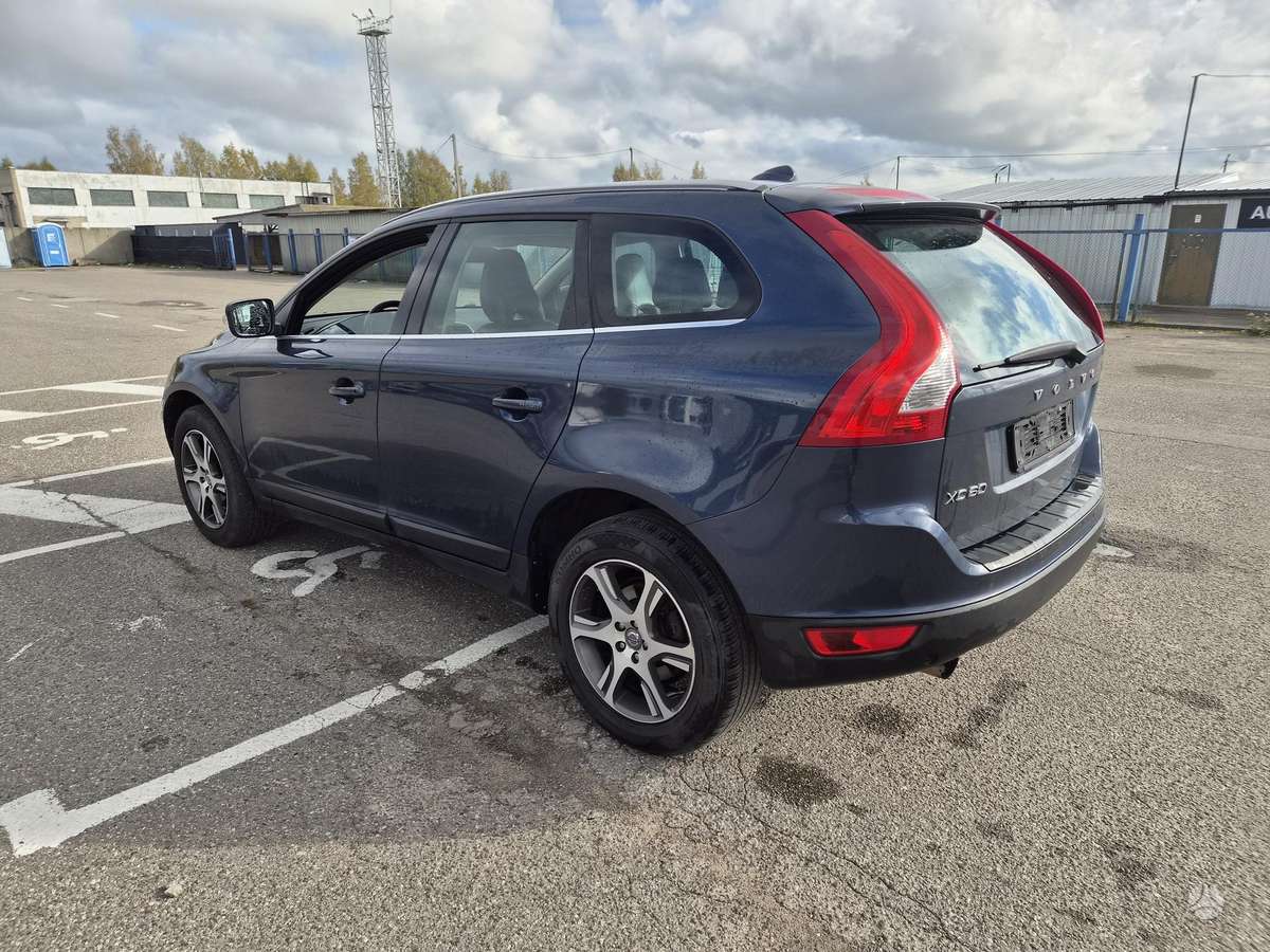 Volvo XC60 2010 — interior