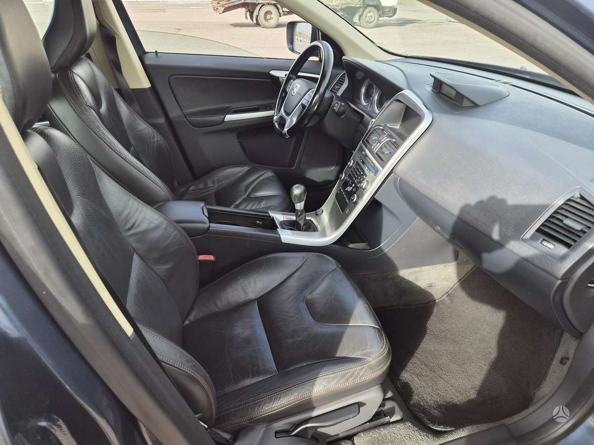 Volvo XC60 2010 — photo 8
