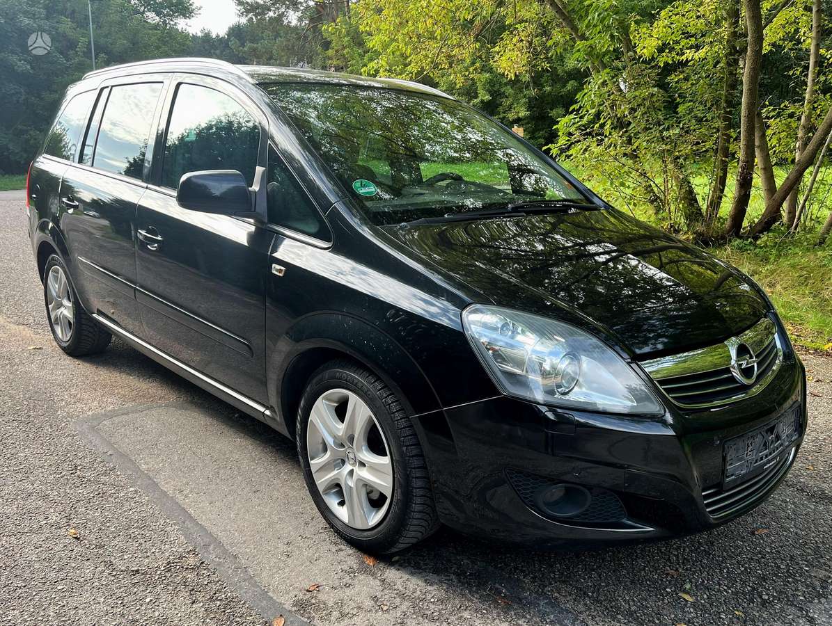 Opel Zafira 2013 — вигляд ззаду