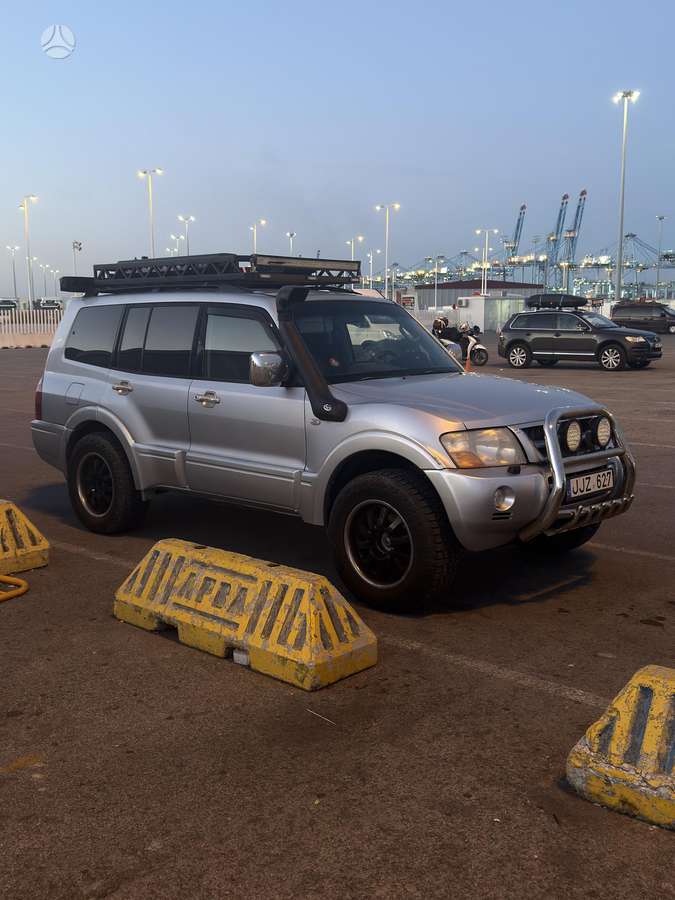 Mitsubishi Pajero 2004 — rear view