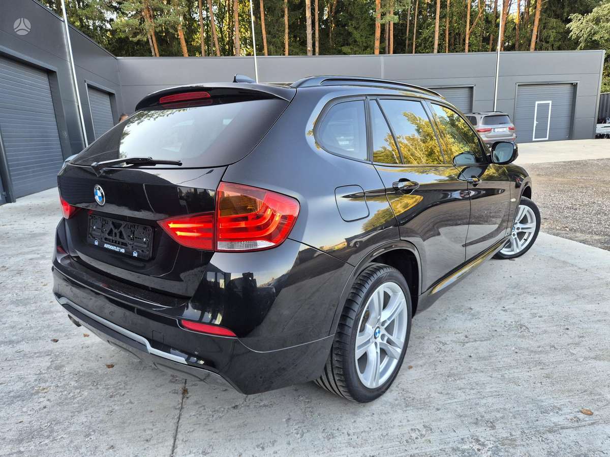 BMW X1 2011 — салон