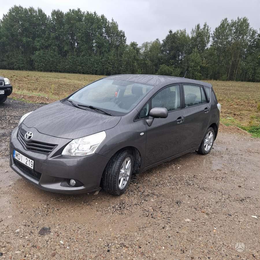 Toyota Verso 2010 — вигляд ззаду