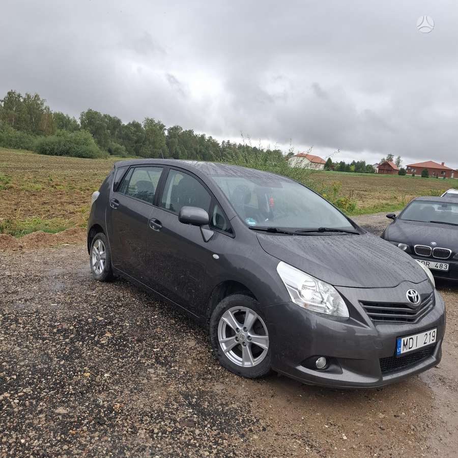 Toyota Verso 2010 — салон