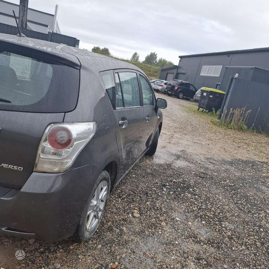 Toyota Verso 2010 — двигун 1998 cm³, 126 HP (93kW)