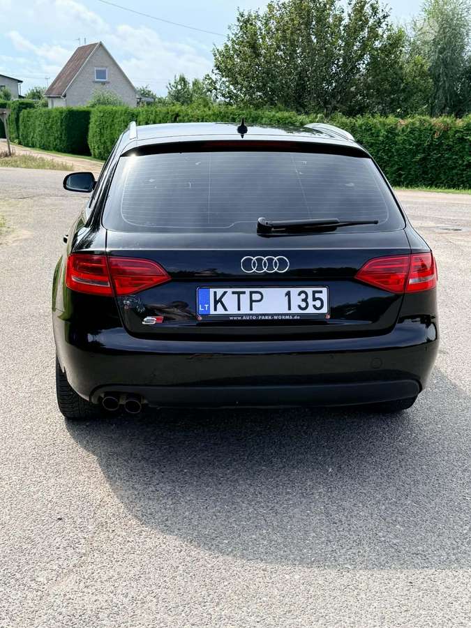 Audi A4 2010 — салон