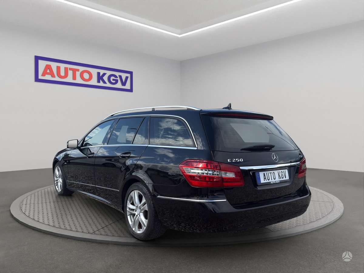Mercedes-Benz E200 2011 — салон