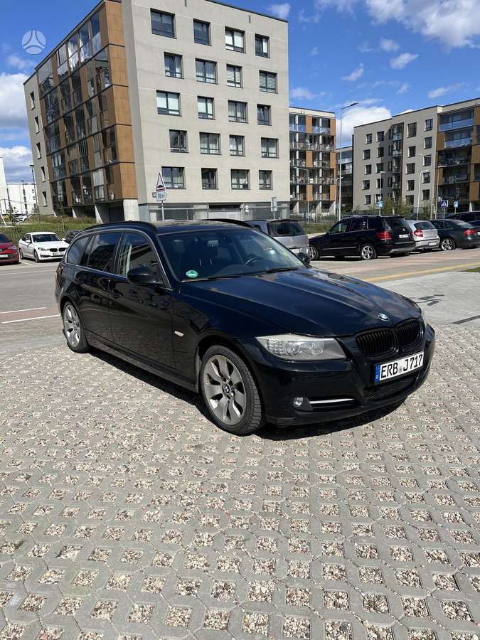 BMW 330 2011 — вигляд ззаду