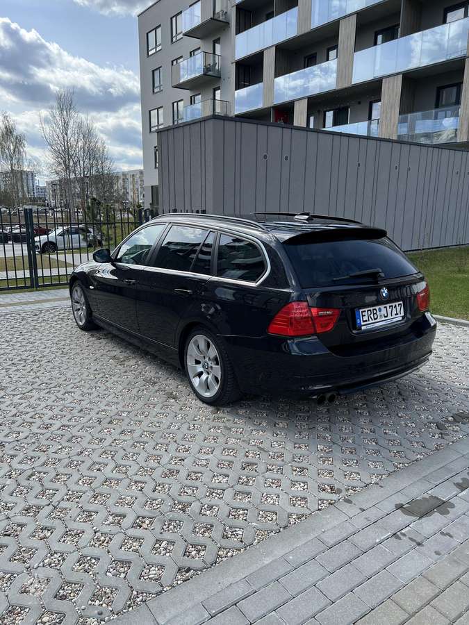 BMW 330 2011 — салон