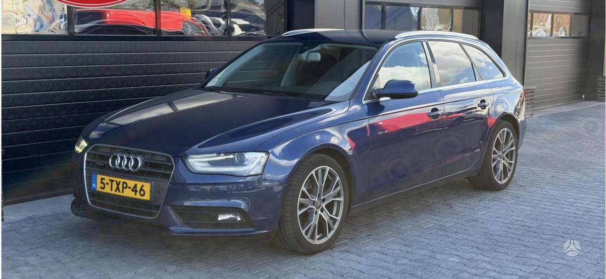 Audi A4 2014 — вигляд ззаду