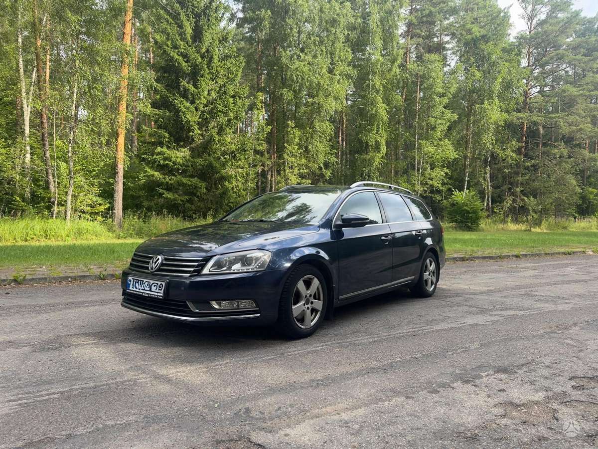 Volkswagen Passat 2012 — rear view