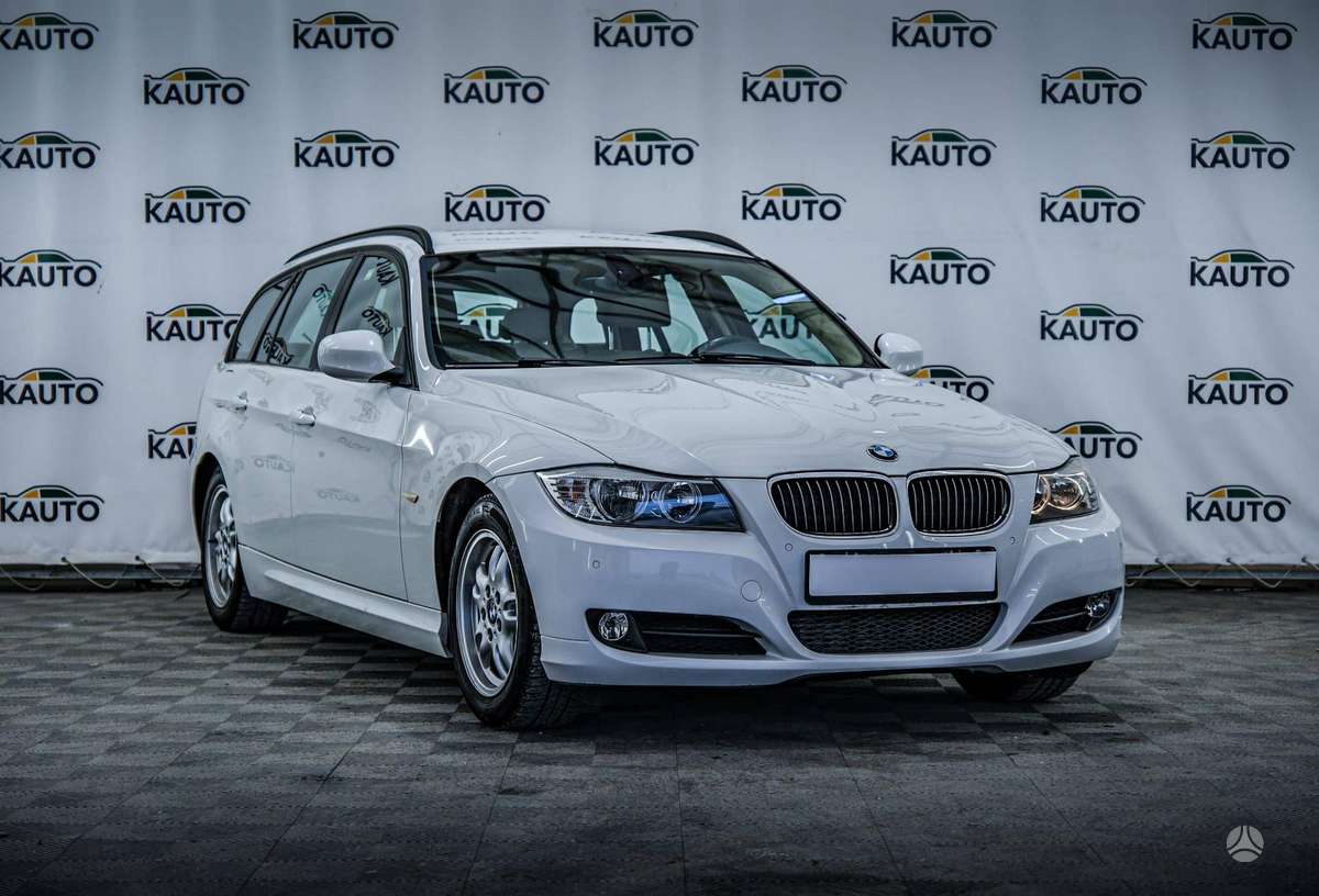 BMW 320 2012 — rear view