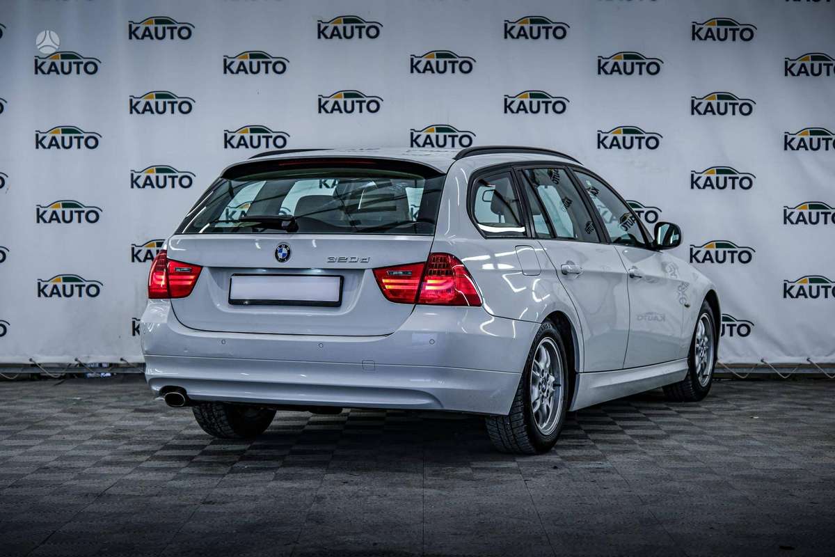BMW 320 2012 — interior
