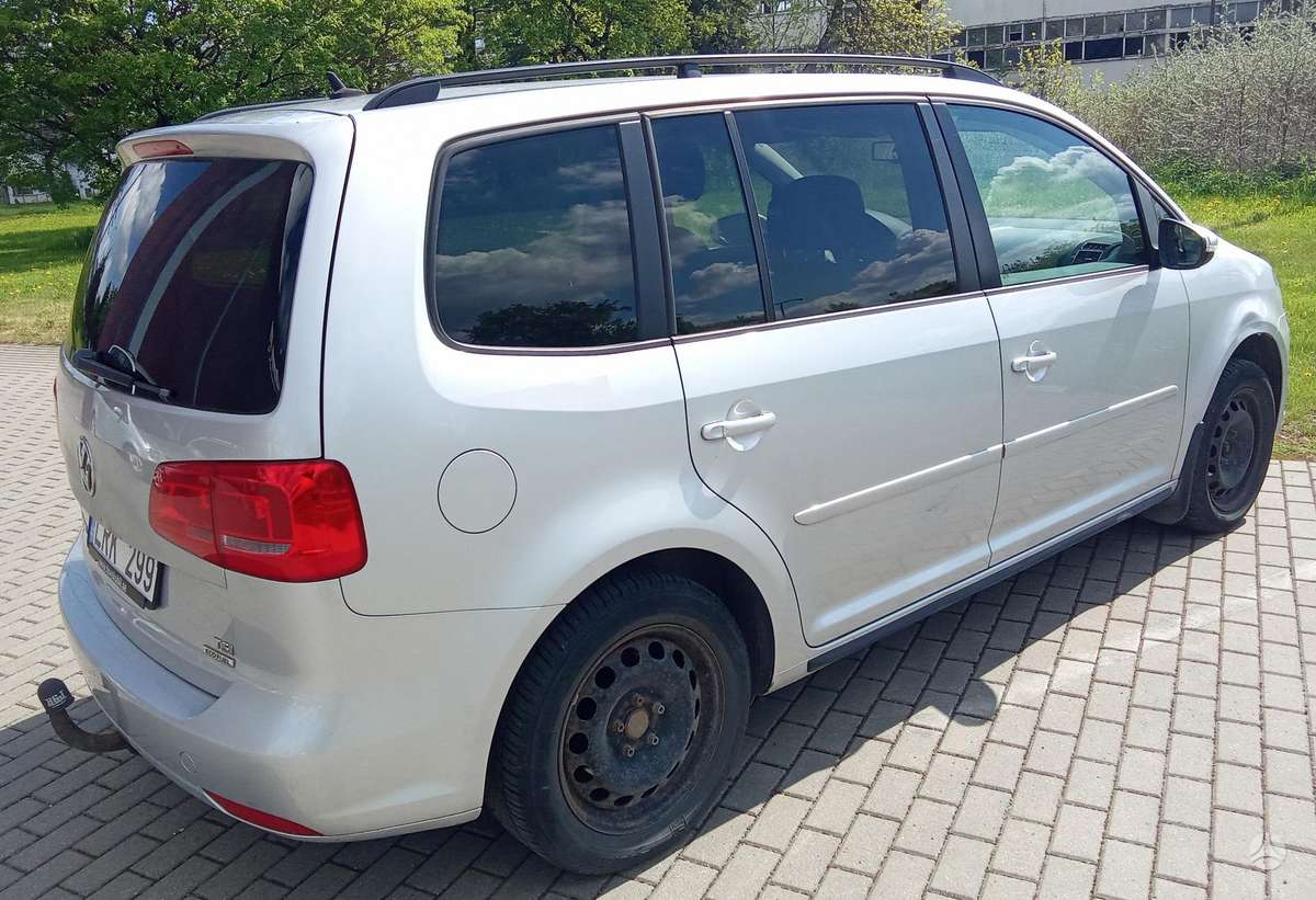 Volkswagen Touran 2013 — interior