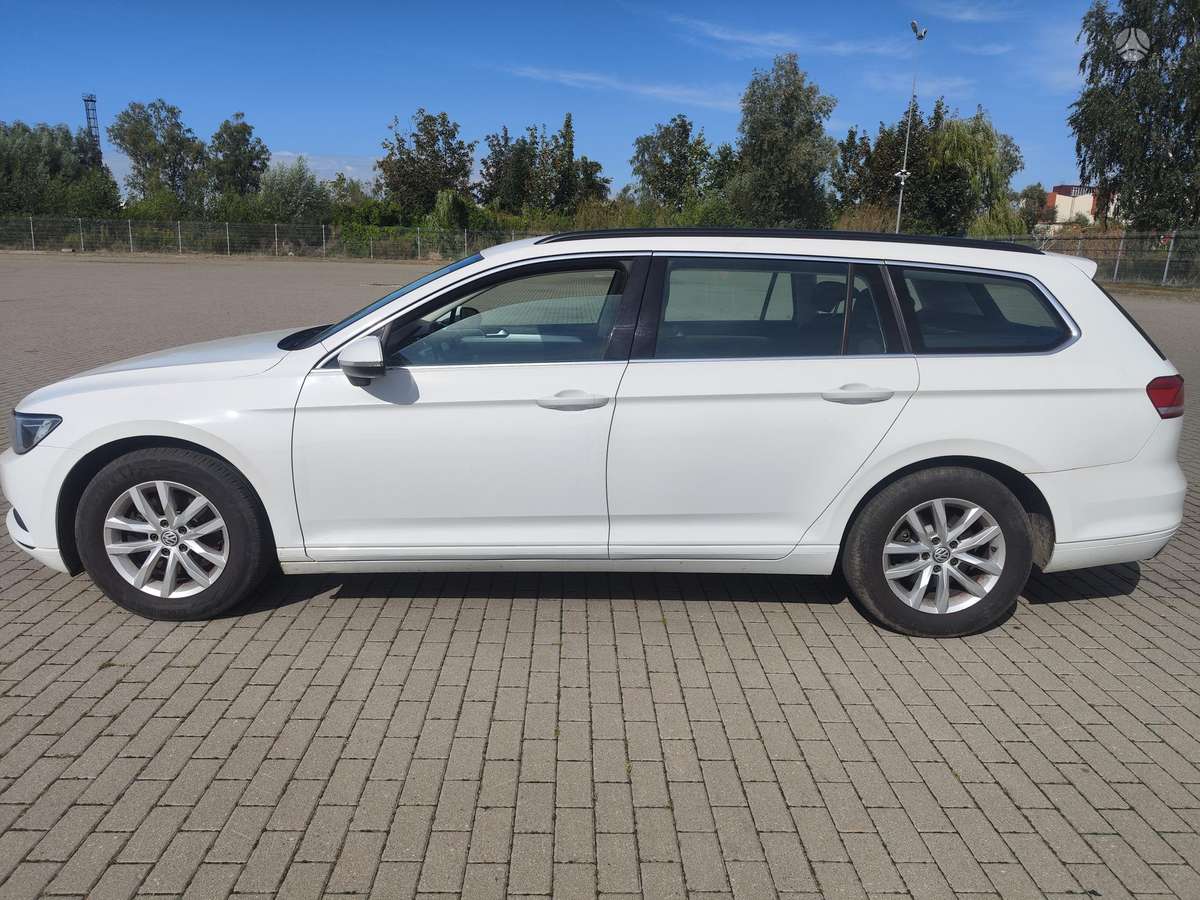 Volkswagen Passat 2015 — rear view