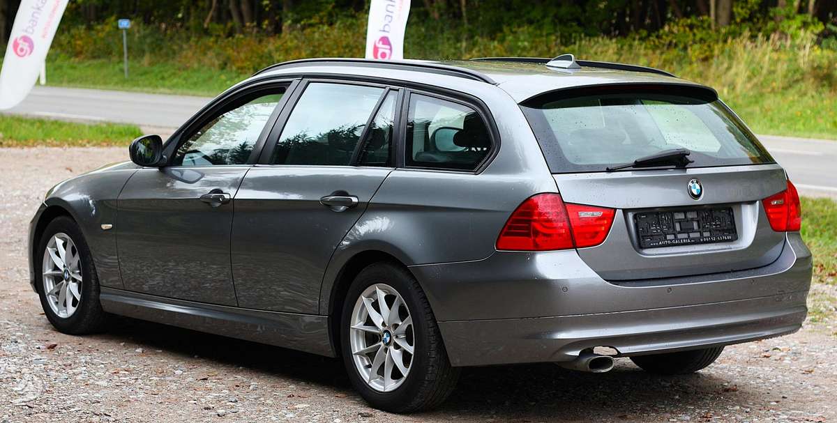 BMW 320 2011 — photo 12