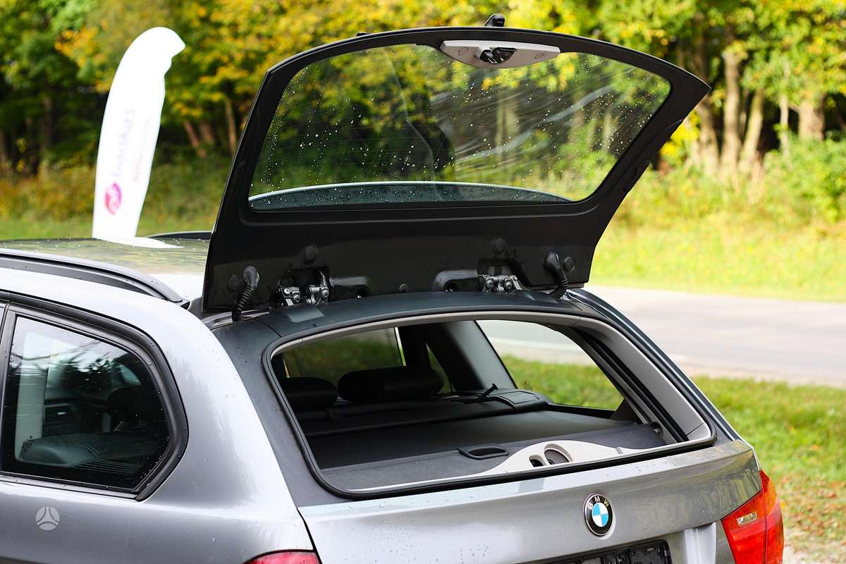 BMW 320 2011 — photo 17