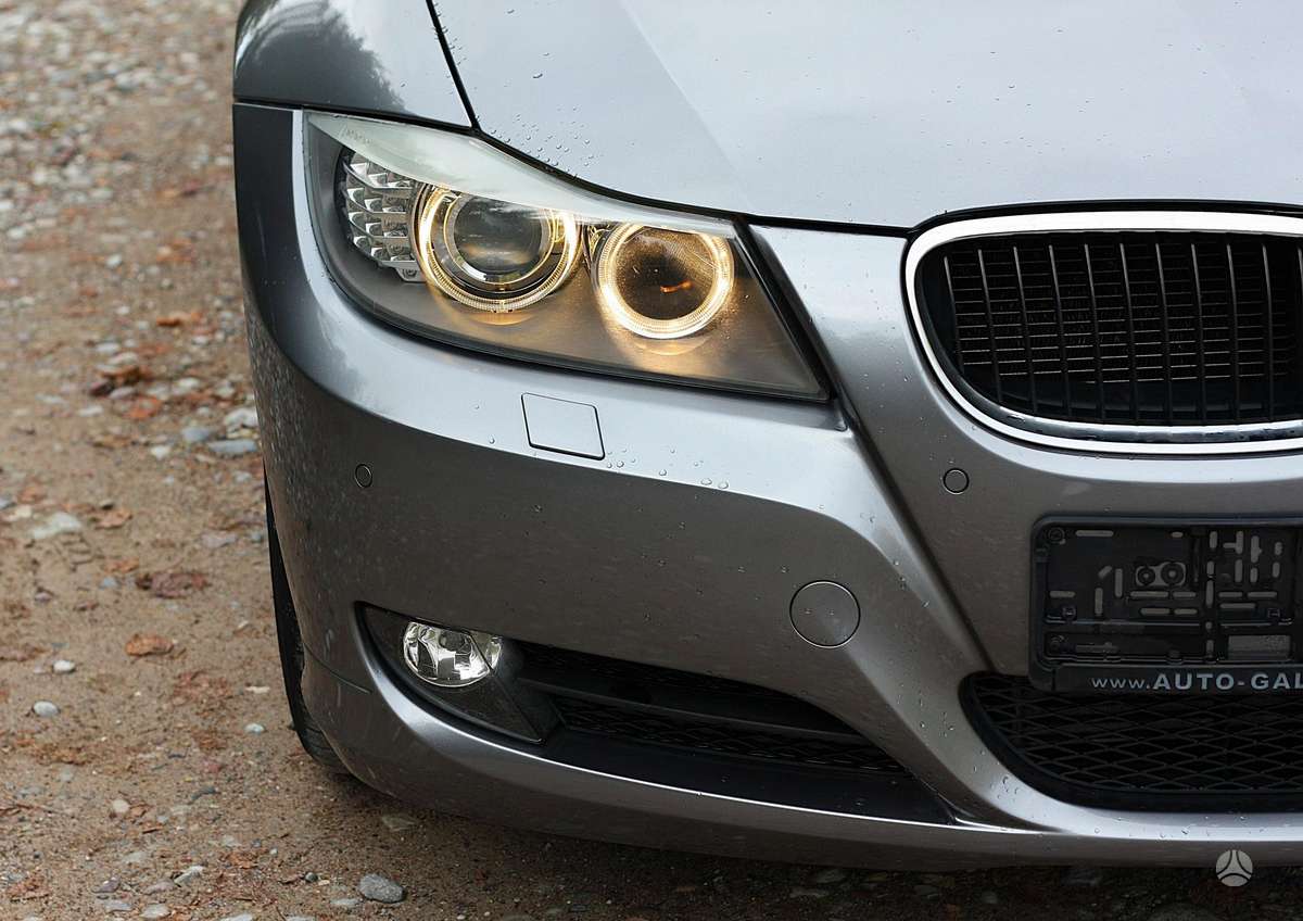 BMW 320 2011 — interior