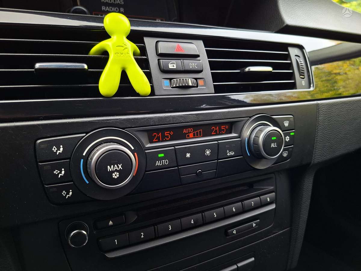 BMW 320 2011 — photo 30