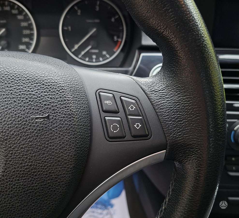 BMW 320 2011 — photo 41