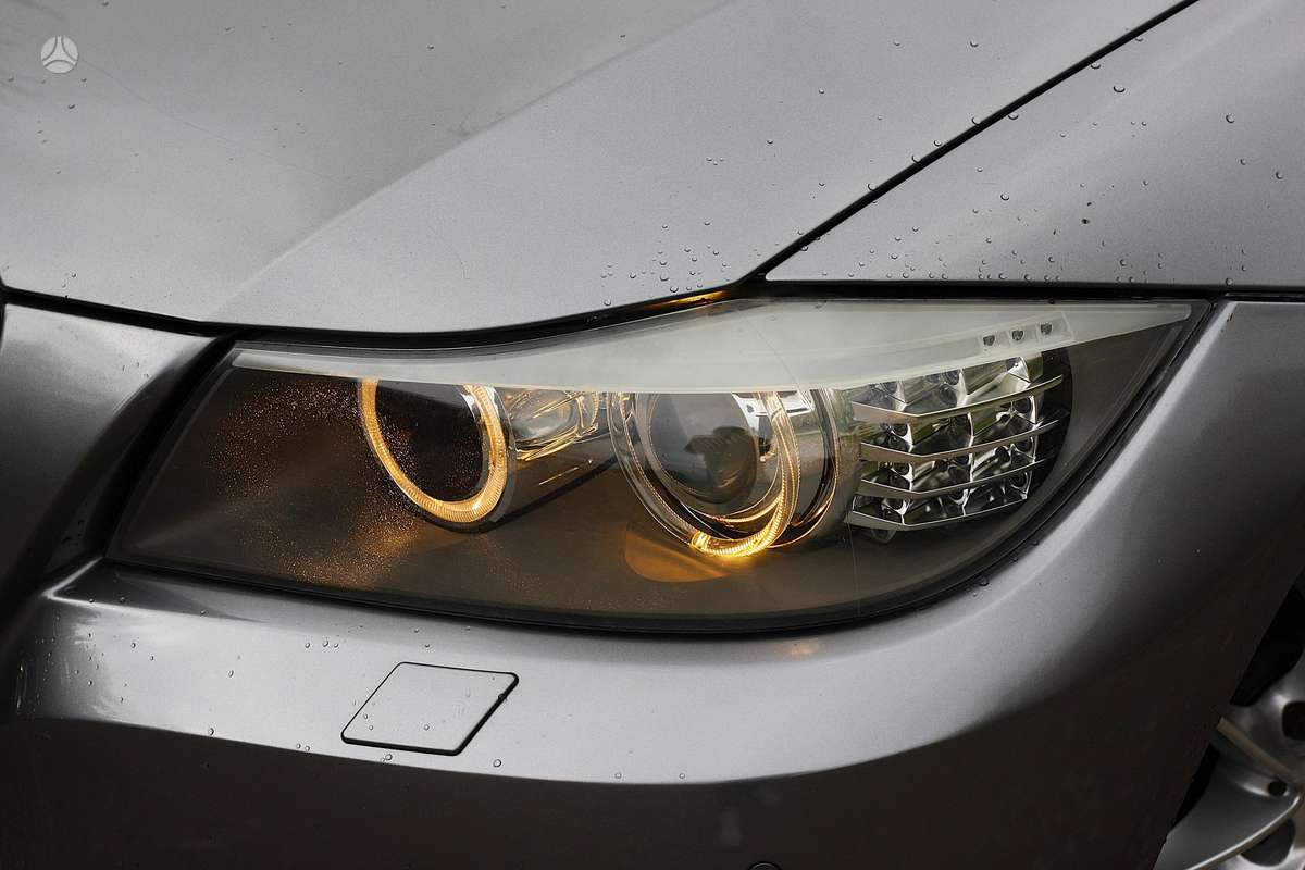 BMW 320 2011 — photo 9