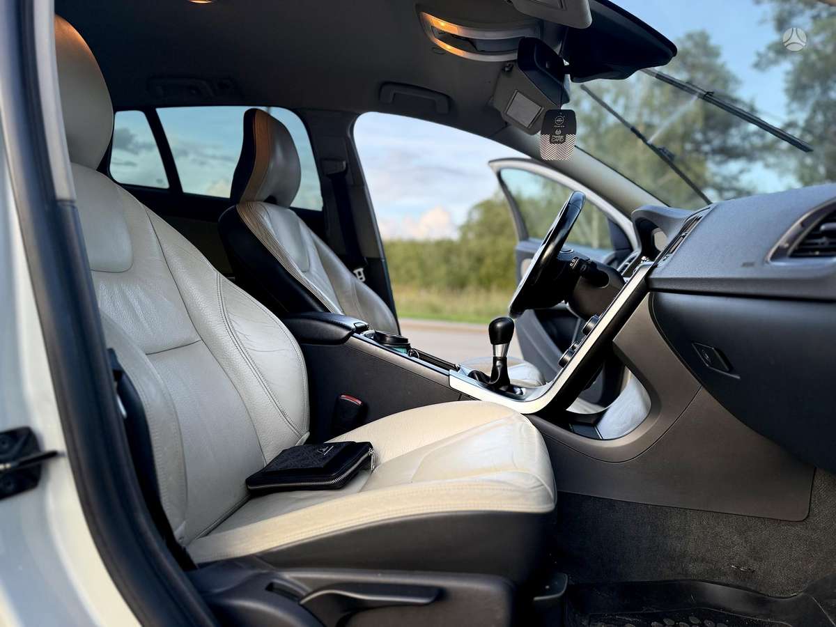 Volvo V60 2011 — photo 22