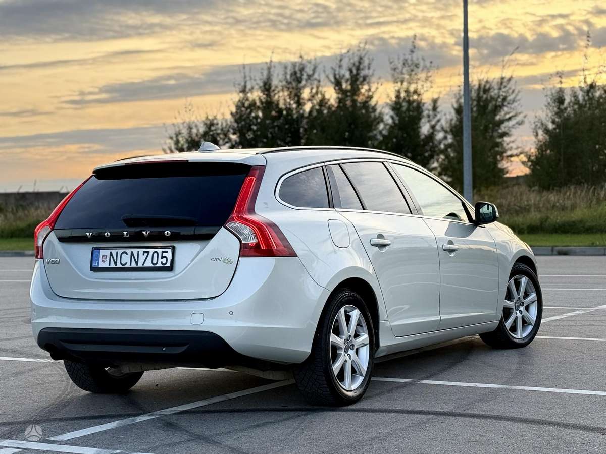 Volvo V60 2011 — interior