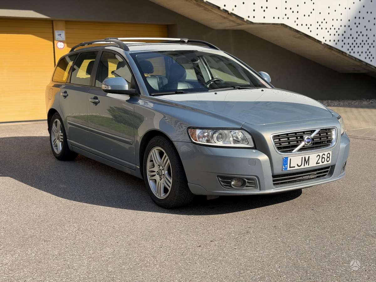 Volvo V50 2009 — салон