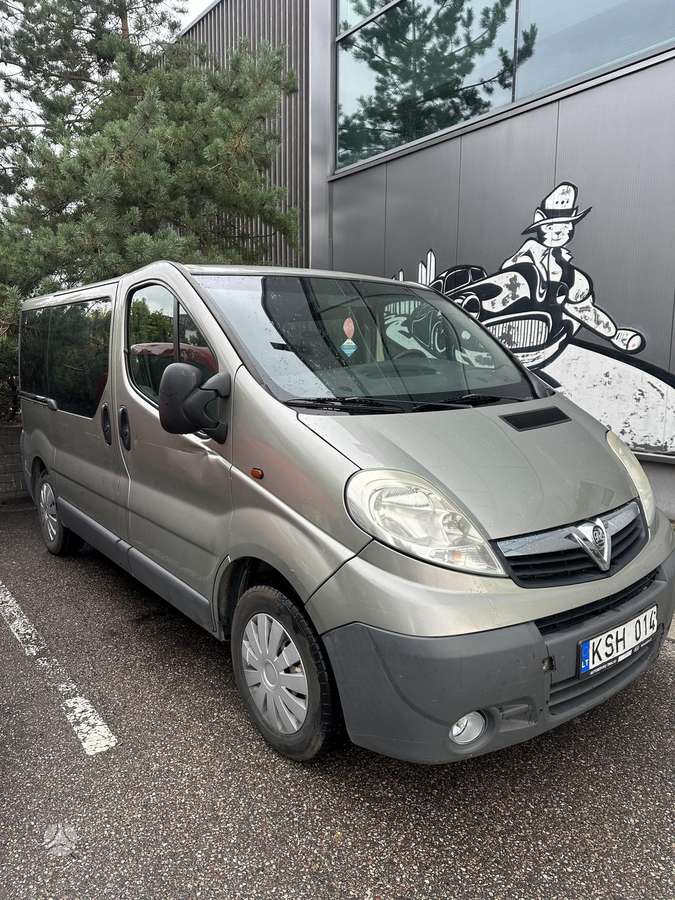 Opel Vivaro 2008 — rear view