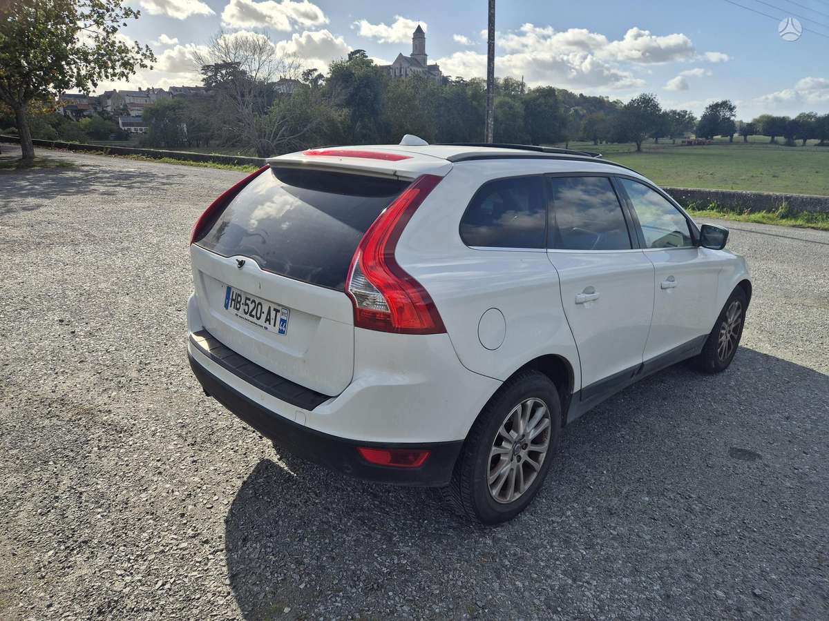 Volvo XC60 2009 — салон