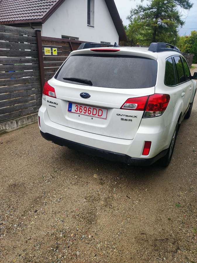 Subaru Outback 2012 — rear view