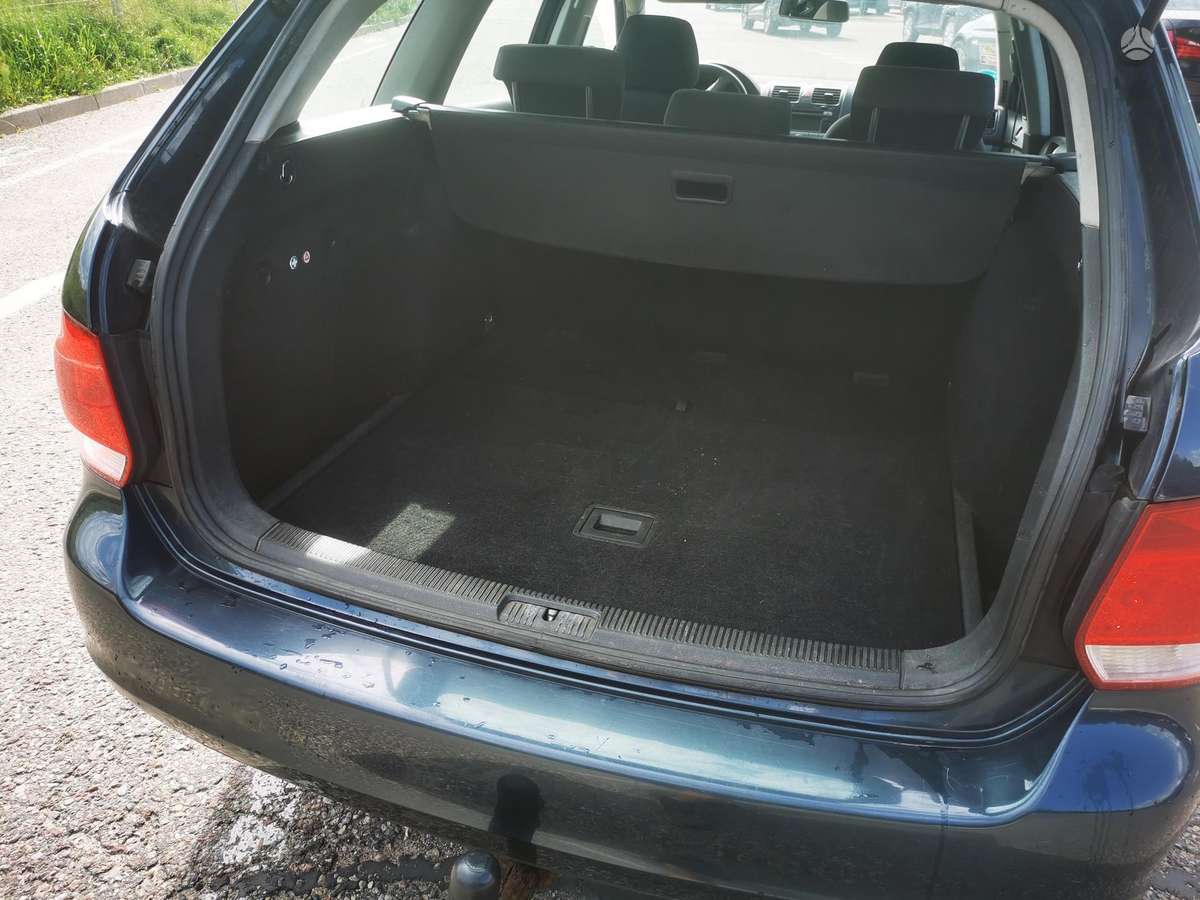 Volkswagen Golf 2009 — салон