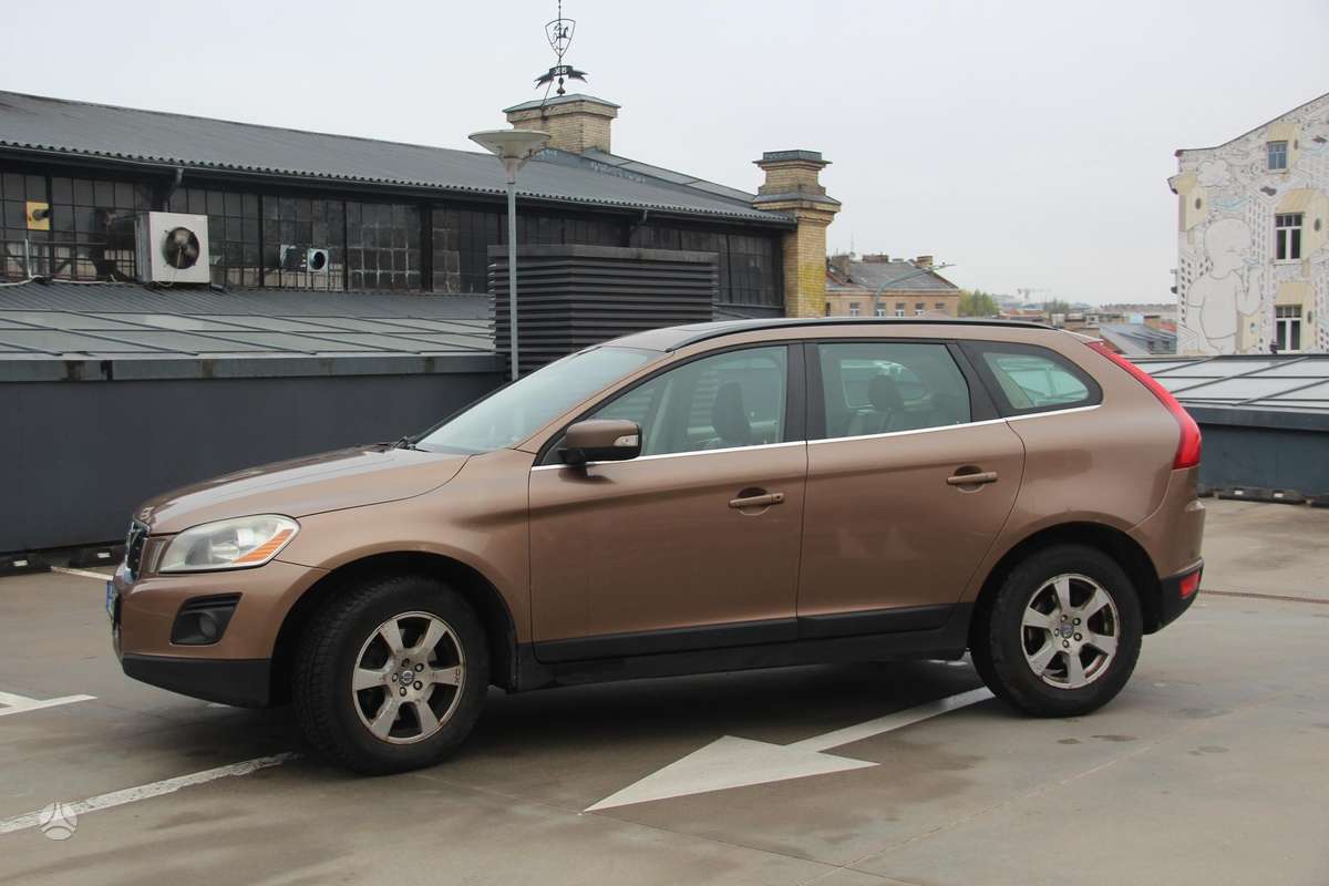 Volvo XC60 2009 — салон