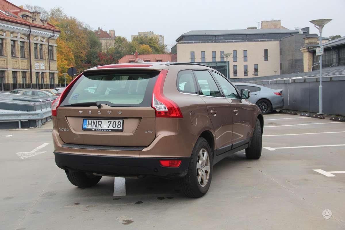 Volvo XC60 2009 — двигун 2400 cm³, 175 HP (129kW)