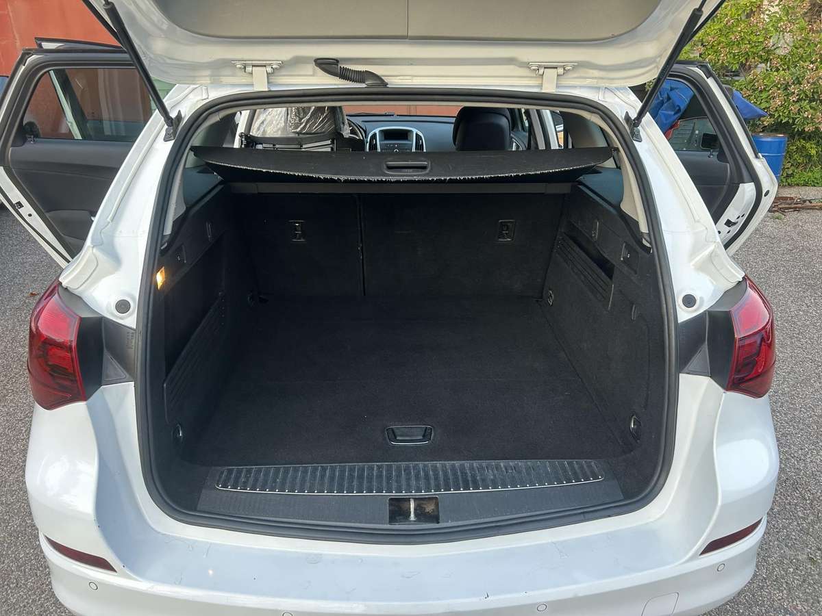 Opel Astra 2011 — photo 14