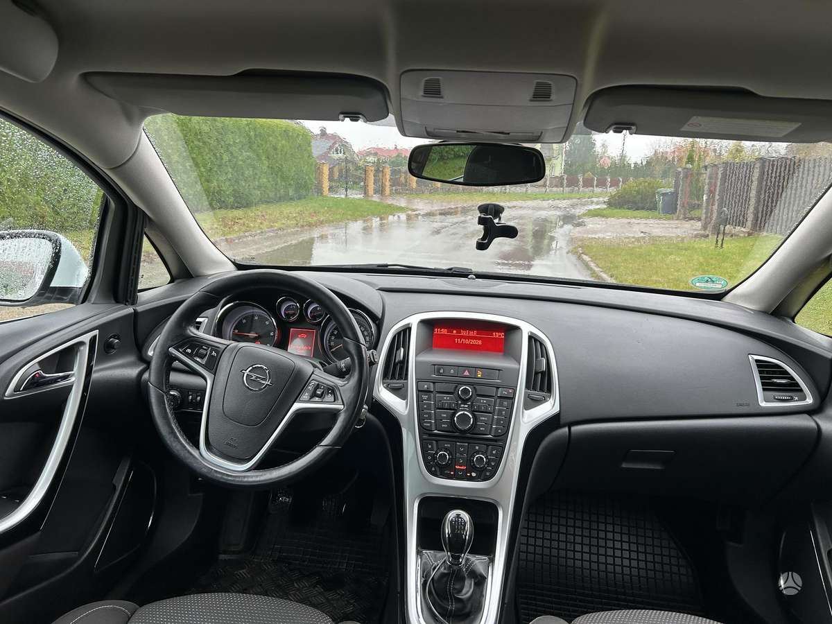 Opel Astra 2011 — photo 18