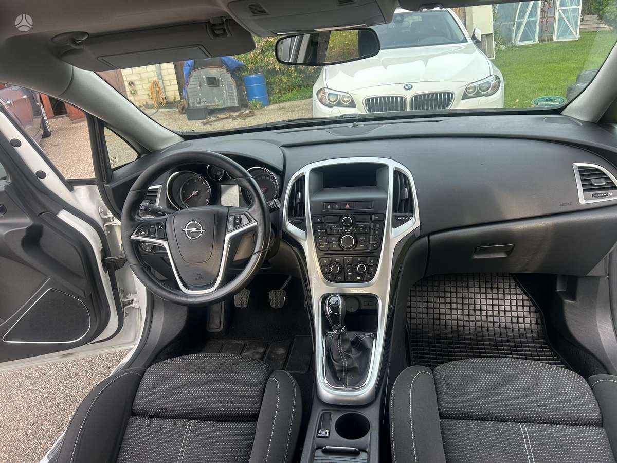 Opel Astra 2011 — photo 19