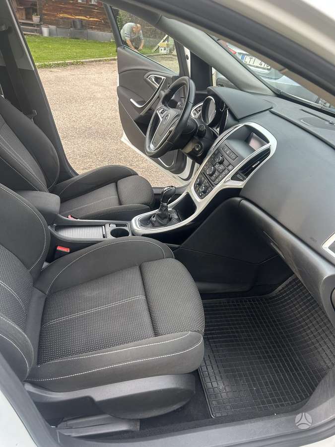 Opel Astra 2011 — photo 20