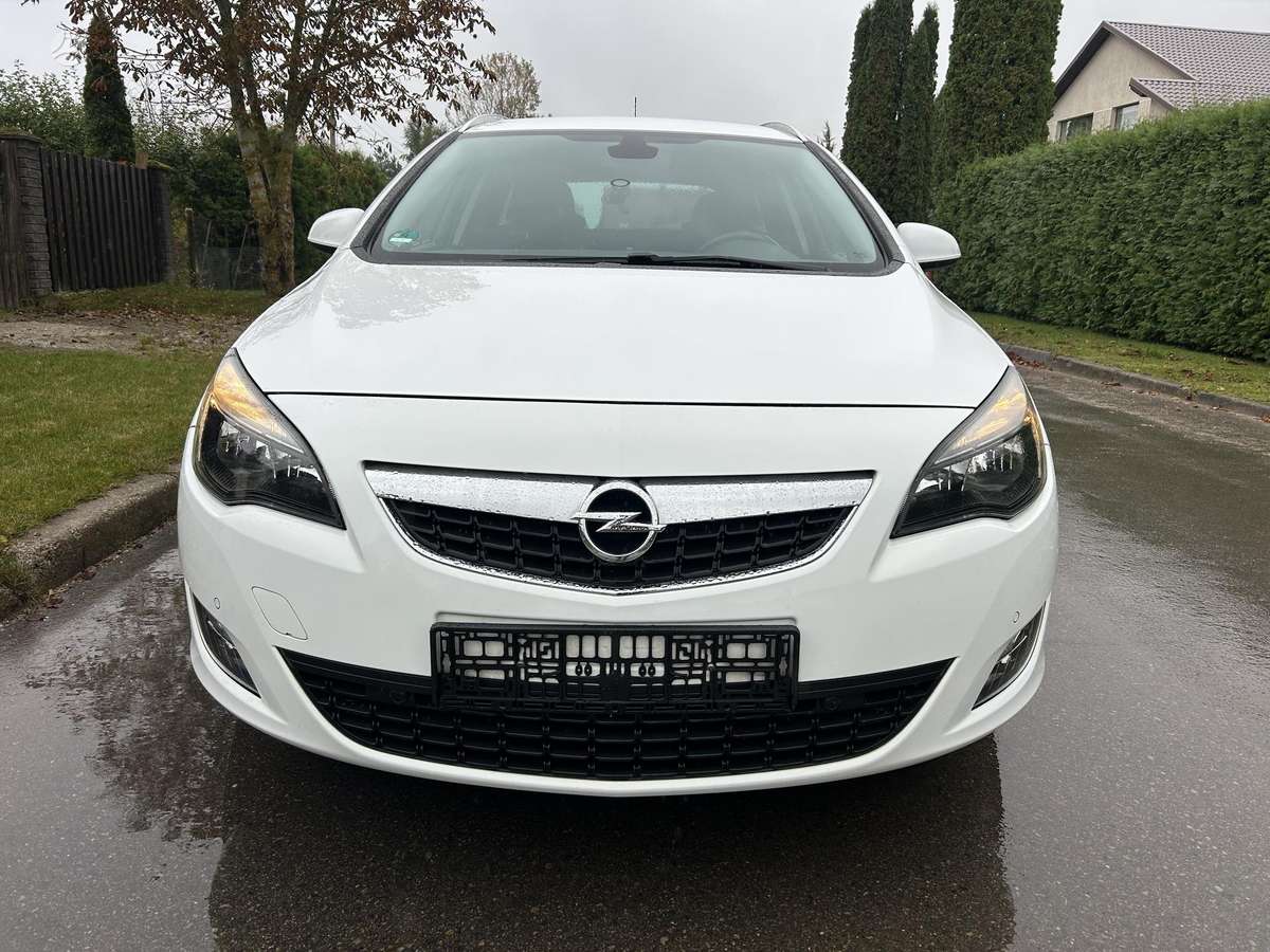 Opel Astra 2011 — interior