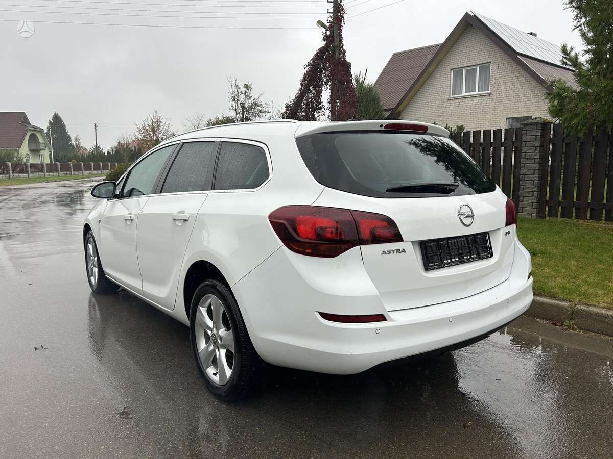 Opel Astra 2011 — photo 5