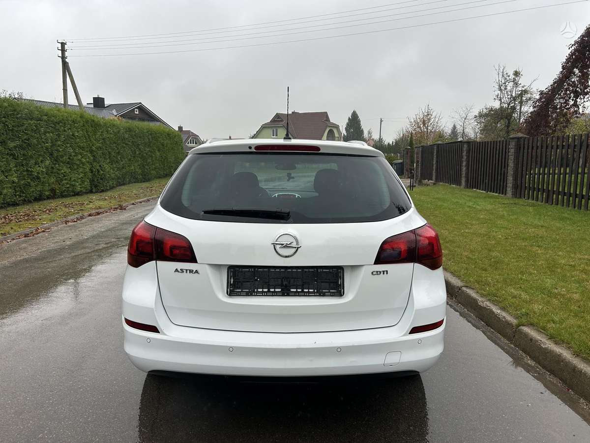 Opel Astra 2011 — photo 6