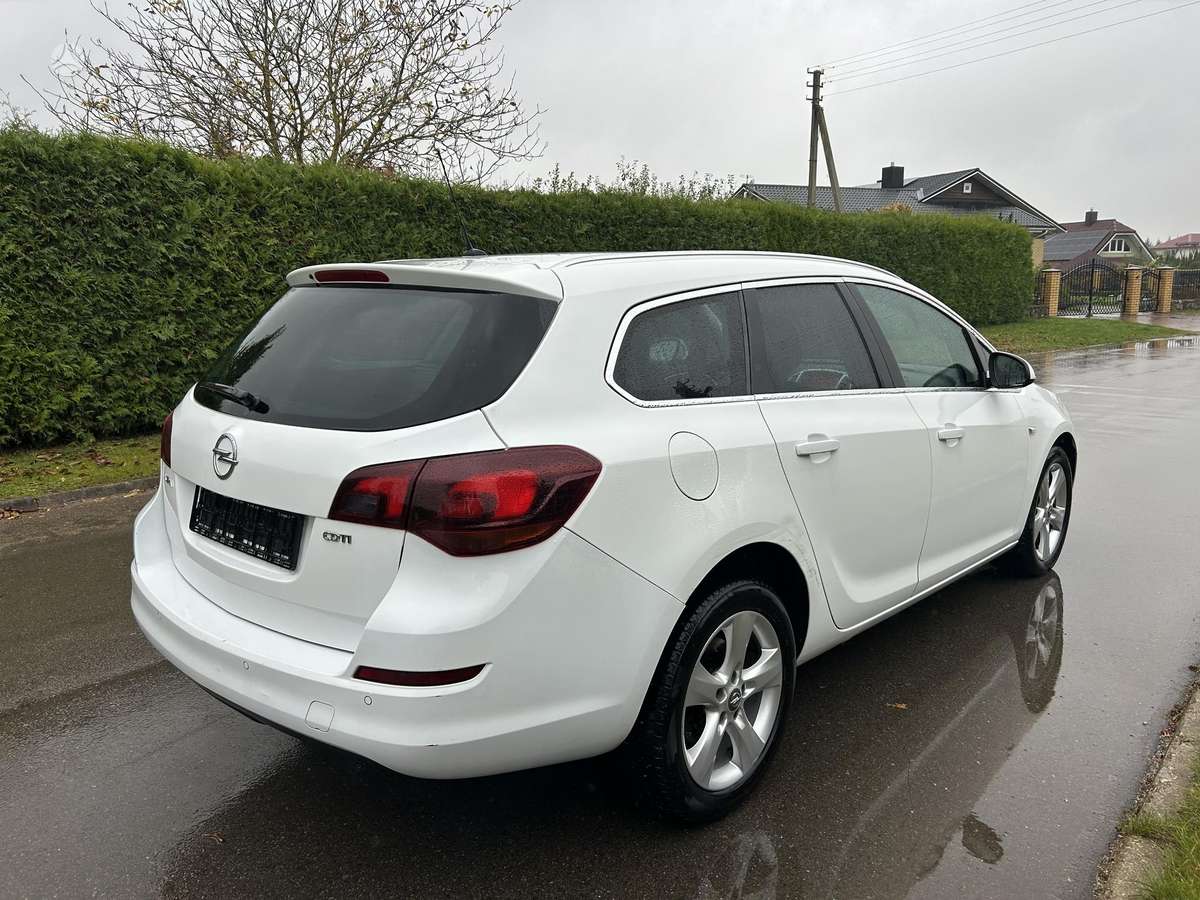 Opel Astra 2011 — photo 7