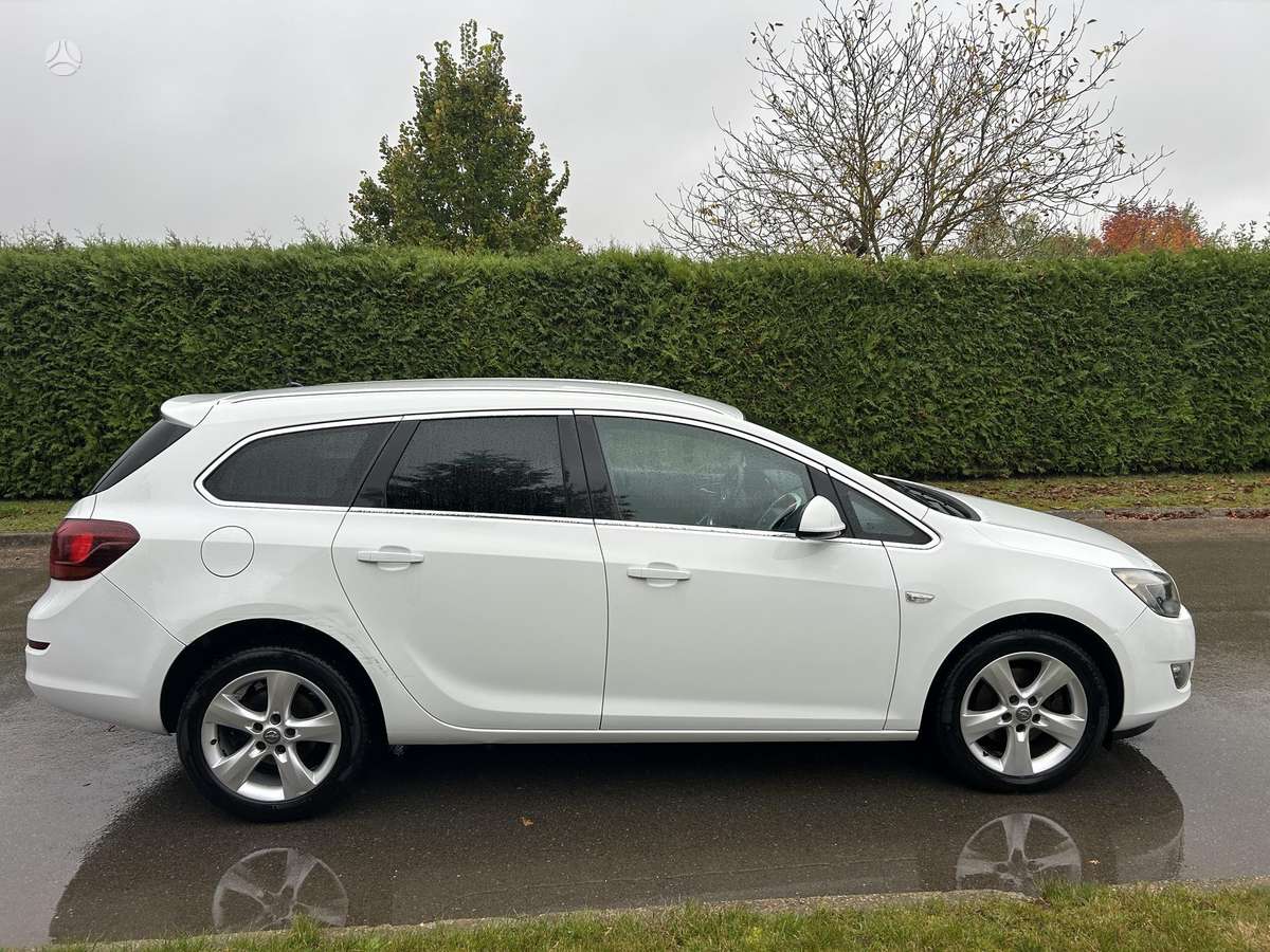 Opel Astra 2011 — photo 8