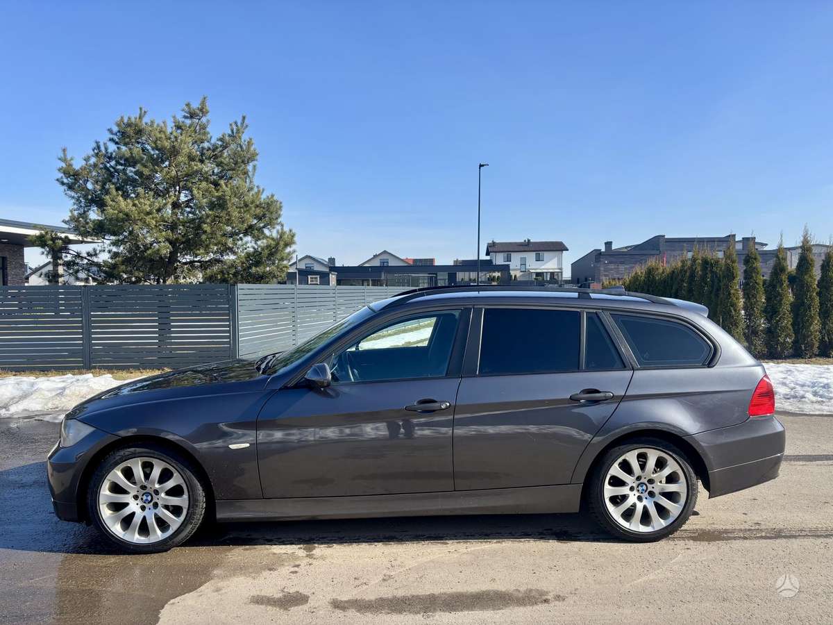 BMW 320 2005 — rear view