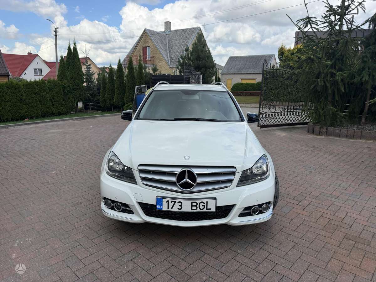 Mercedes-Benz C200 2012 — вигляд ззаду