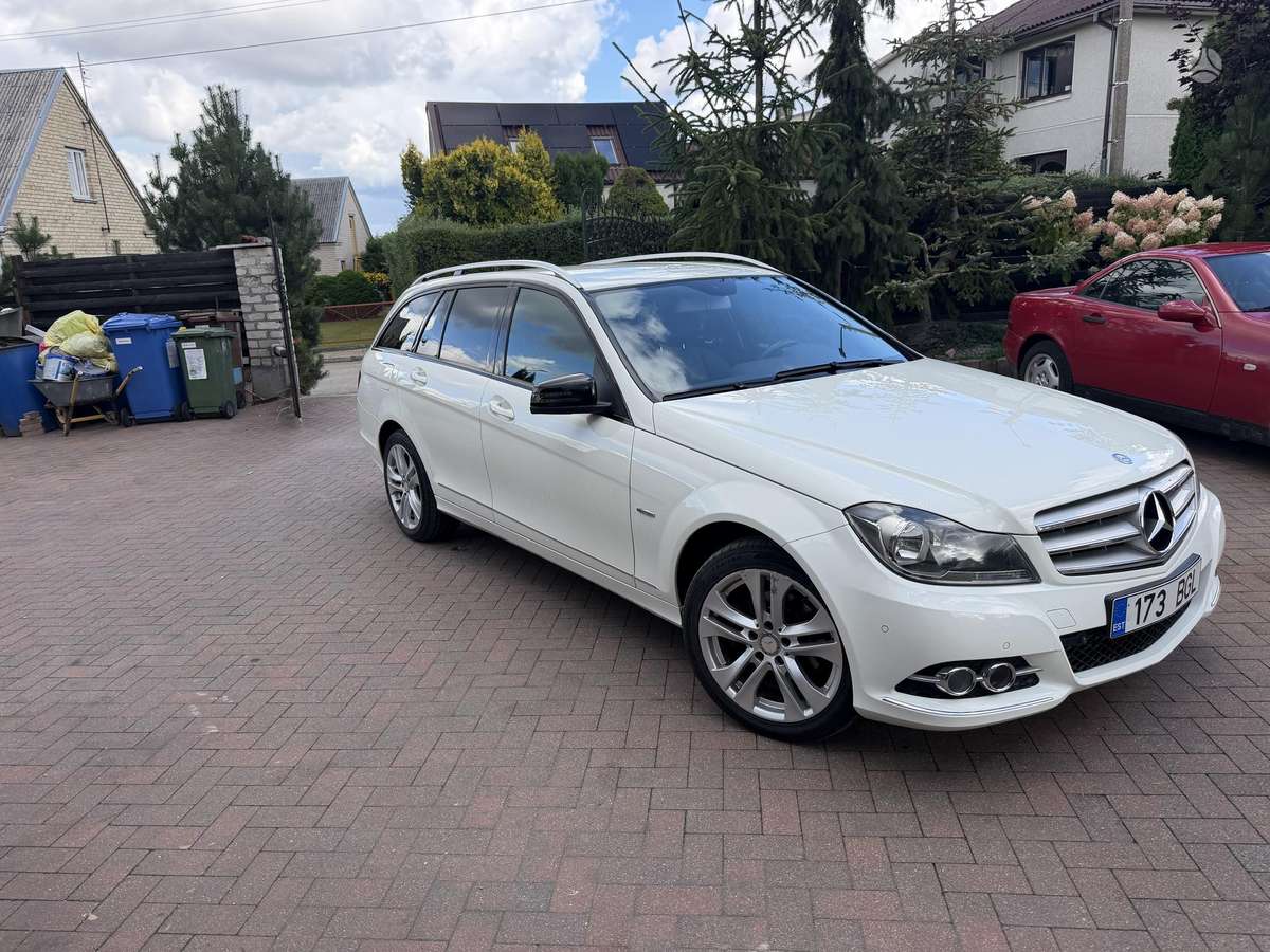 Mercedes-Benz C200 2012 — салон