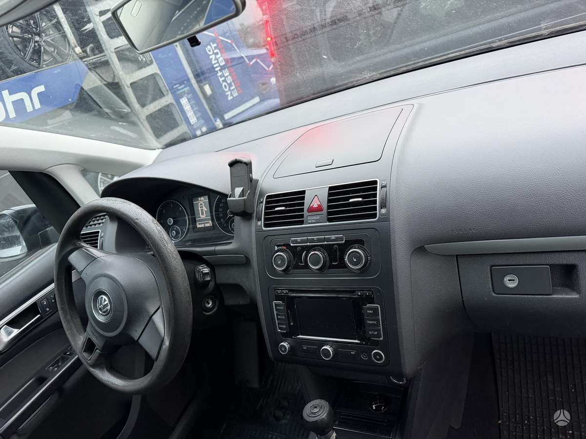 Volkswagen Touran 2011 — photo 10