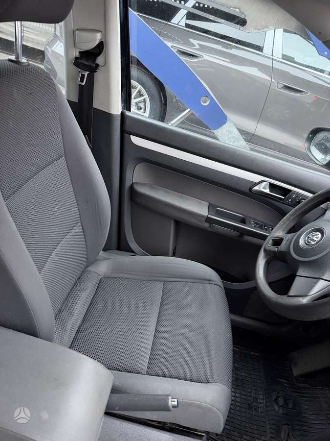 Volkswagen Touran 2011 — photo 9