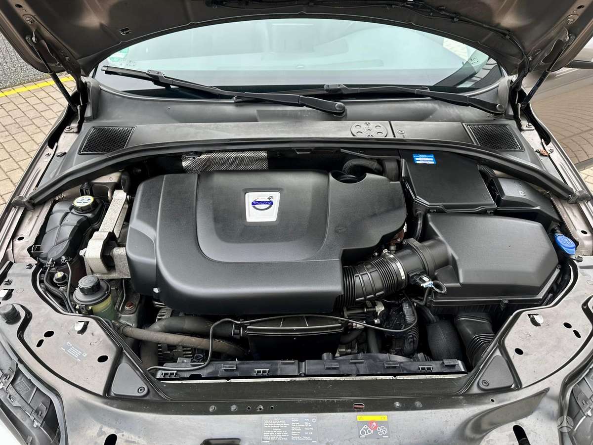 Volvo V70 2010 — photo 10