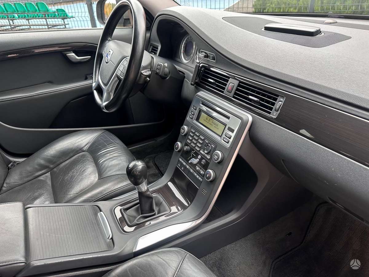 Volvo V70 2010 — photo 11