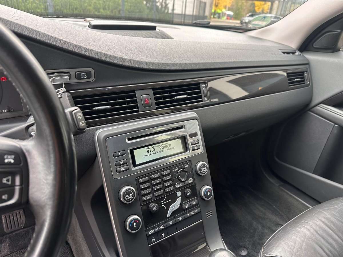 Volvo V70 2010 — photo 12